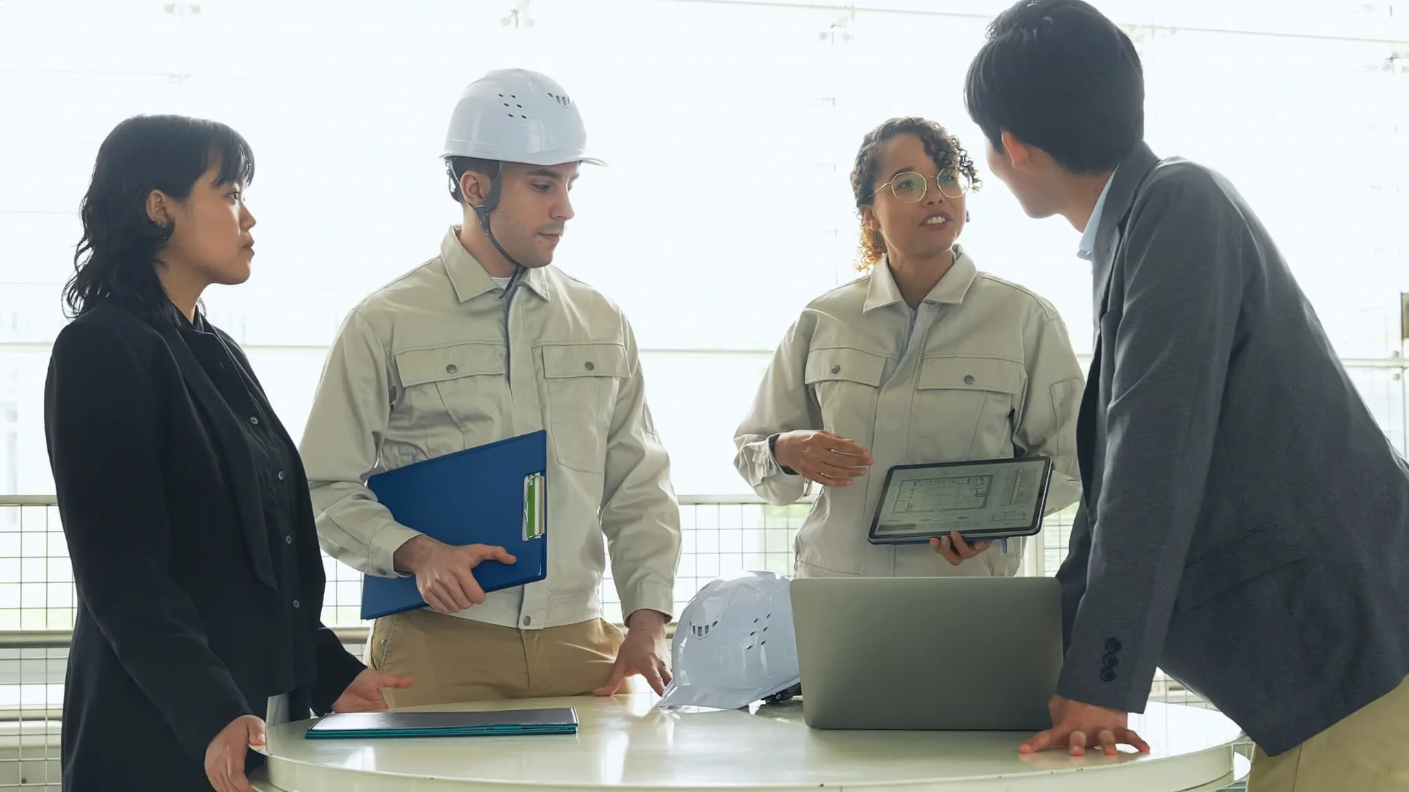 外国人労働者を雇用するメリットは?受入れの手順や注意点をわかりやすく解説 外国人労働者を雇用するメリットは?受入れの手順や注意点をわかりやすく解説