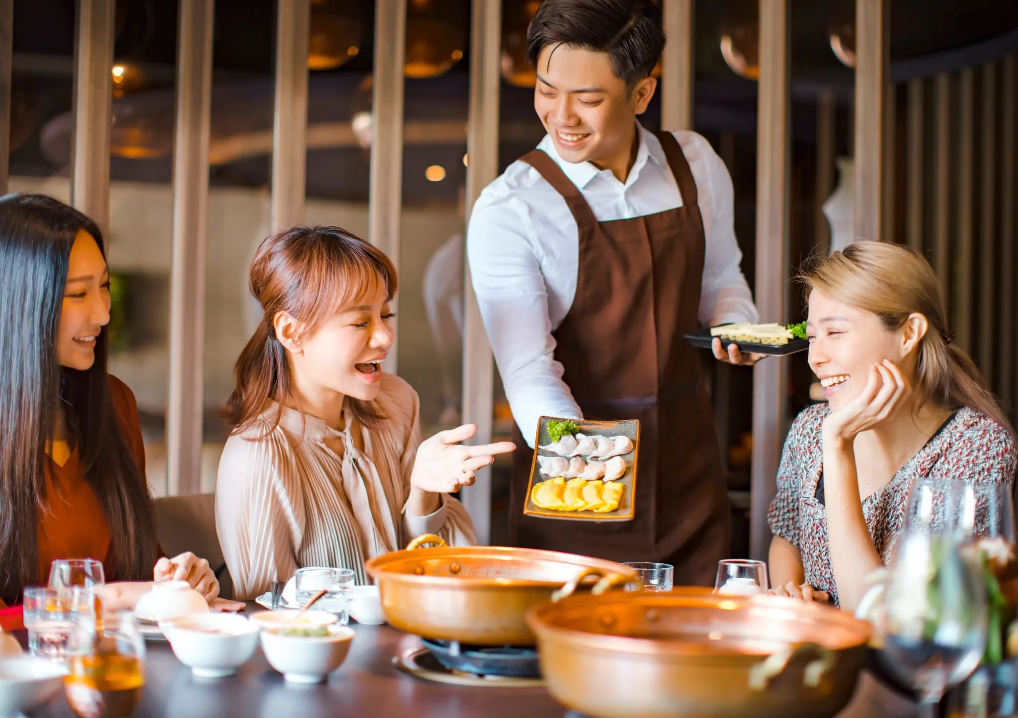 飲食店の人手不足はどう解消する?外国人採用の基本や流れを紹介 飲食店の人手不足はどう解消する?外国人採用の基本や流れを紹介
