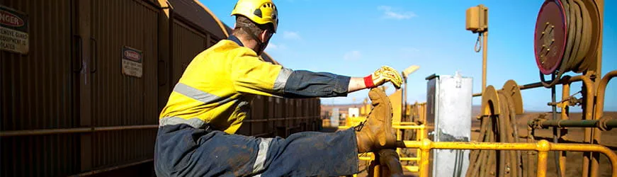 Ouvrier s etire sur un chantier.
