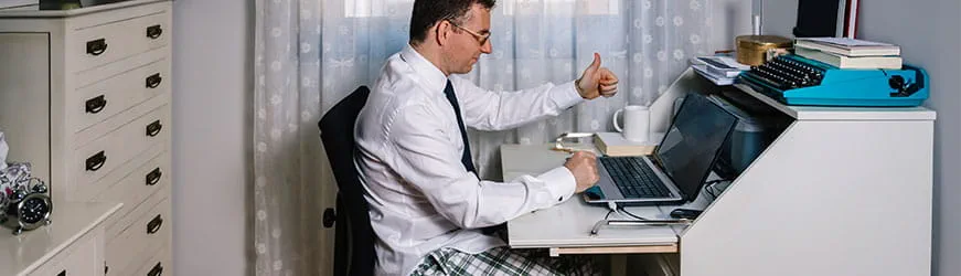 travailler dans de bonnes conditions depuis chez soi homme devant son ordinateur professionnel pouce en avant