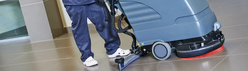 un agent d’entretien au volant d’une machine de nettoyage