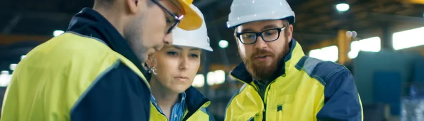 hommes et femme avec casques dans une industrie hydrogène