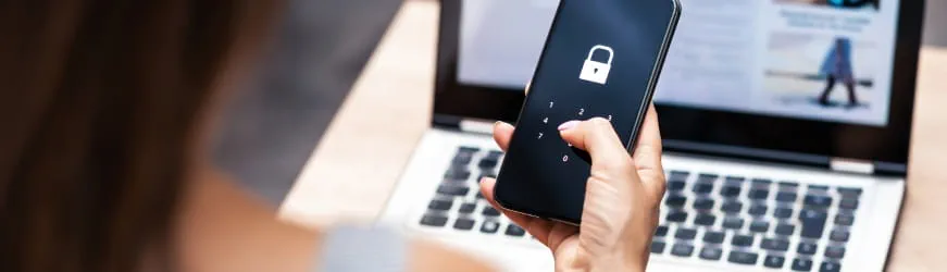 une balance et un maillet représentant les droits essentiels liés au télétravail