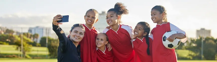 Une jeune femme réalisant son service civique dans une équipe de football féminine