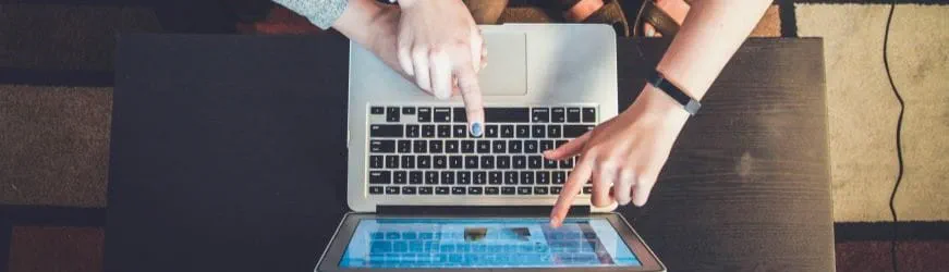 Trois jeunes salariés découvrent leur compte personnel d’activité sur un ordinateur.