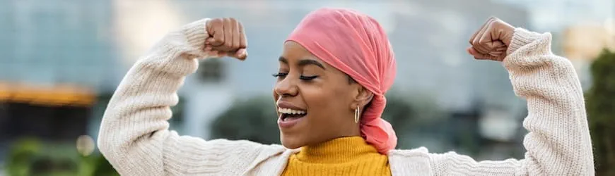 Une jeune femme qui garde force et confiance en elle malgré un refus de candidature.