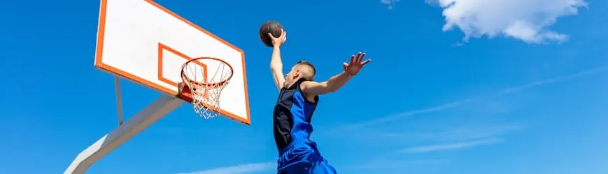 Un joueur de basket en train de mettre un panier, symbole du rebond possible même après un refus de candidature.