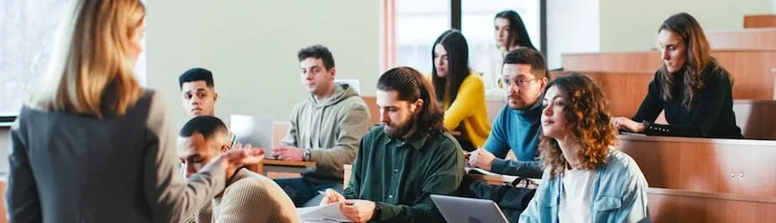 Un groupe d’étudiants boursiers à l’université, dont certains travaillent en dehors de leurs cours.