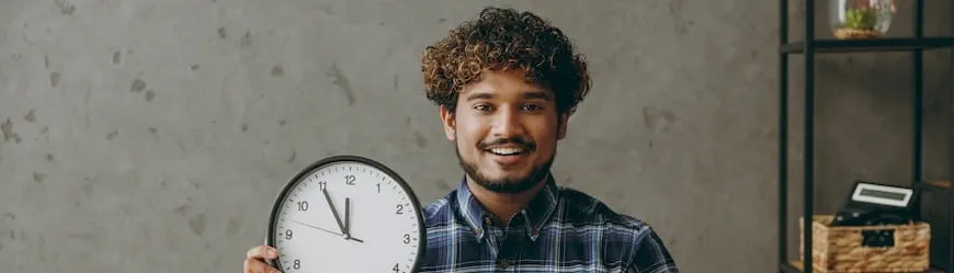 Un salarié tenant une horloge dans sa main, symbole de son contrat de travail à temps partiel.
