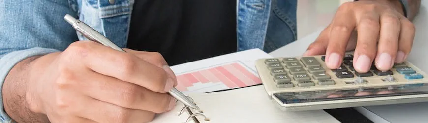 Un intérimaire en fin de mission, qui contrôle son certificat de travail et son solde de tout compte.