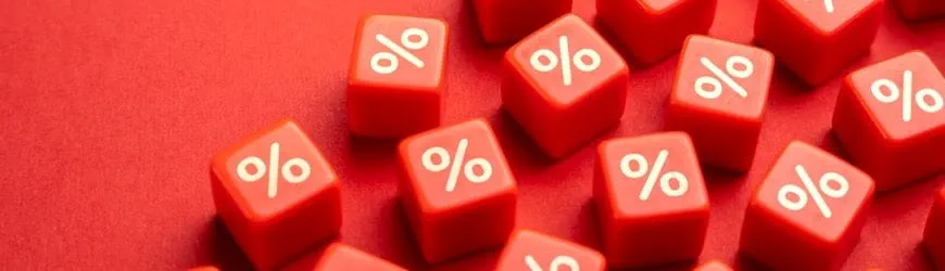 Plusieurs cubes rouge avec le symbole de pourcentage, qui évoque les intérêts générés par une épargne bien placée. 