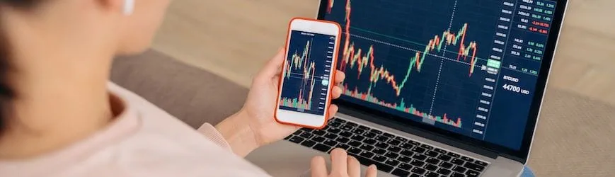Une intérimaire en train de contrôler le rendement de son épargne sur son smartphone.