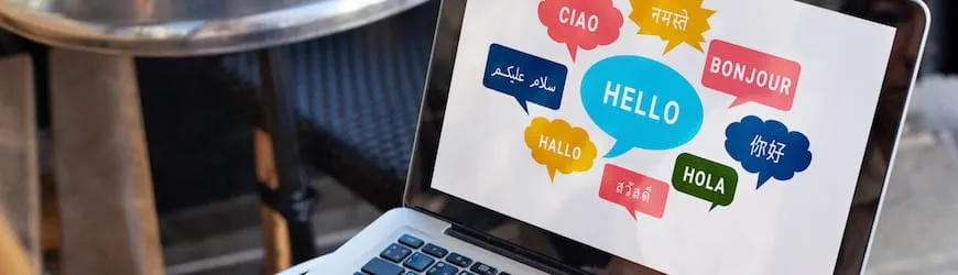 Une salariée en train de suivre une formation en ligne pour apprendre une langue étrangère.