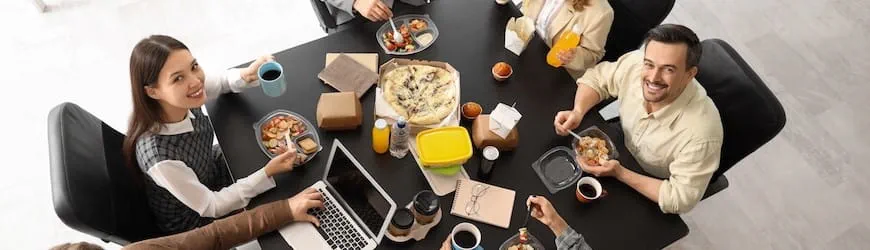 Des collègues qui mangent ensemble lors de leur pause déjeuner au travail.