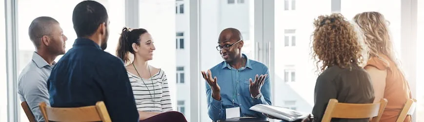 Des salariés et des intérimaires en groupe, à l’occasion d’un cours collectif pour apprendre une langue étrangère.