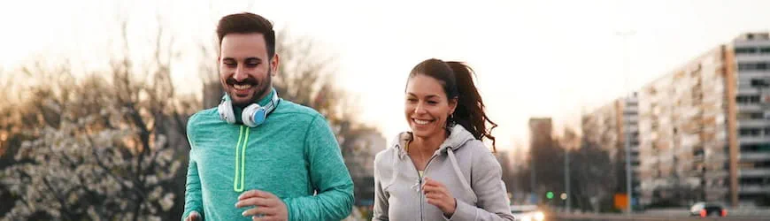 Deux intérimaires en train de courir, qui profitent de leur période d’intermission pour faire du sport.
