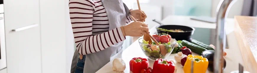 Une salariée en train de préparer son repas pour sa pause déjeuner du lendemain.
