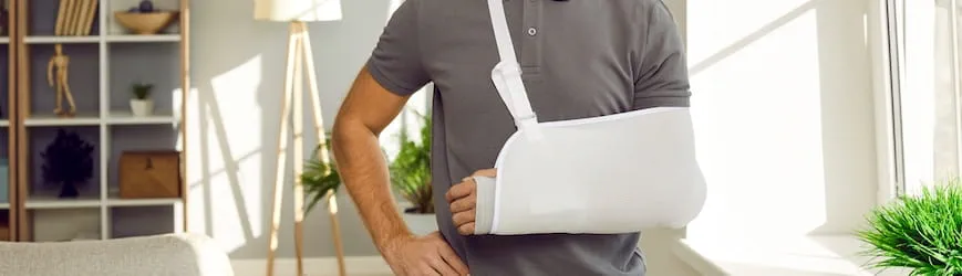 Un intérimaire avec le bras en écharpe, suite à un accident du travail