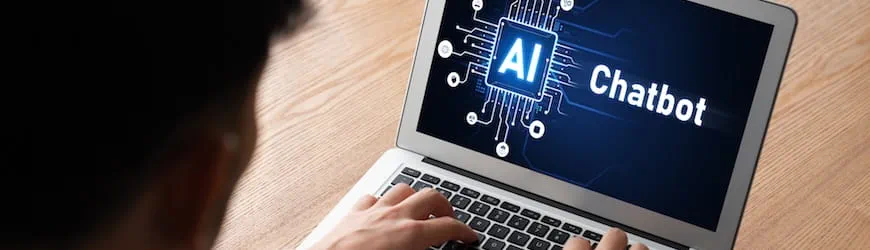 Un candidat utilise l’intelligence artificielle sur son ordinateur pour sa recherche d’emploi.