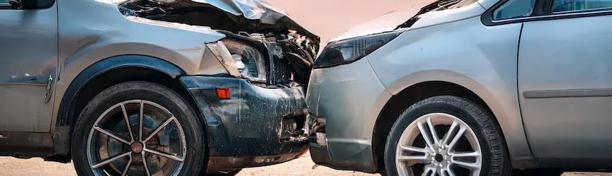 Deux voitures accidentées à l’occasion d’un accident de trajet, à distinguer d’un accident du travail.