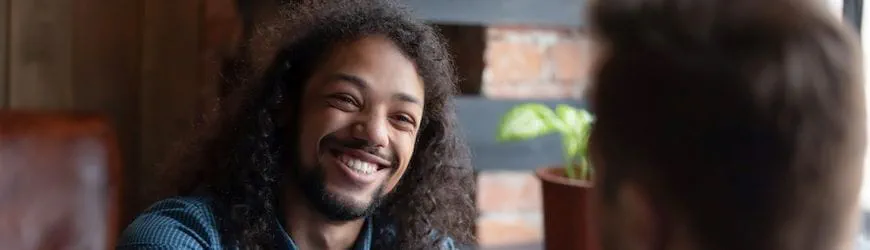 Un jeune homme en entretien avec un recruteur lors d’un job dating.