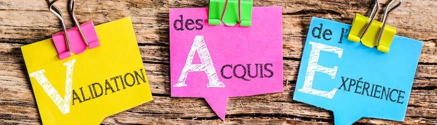 3 étiquettes de couleur accrochées sur un panneau en bois, indiquant : validation des acquis de l’expérience