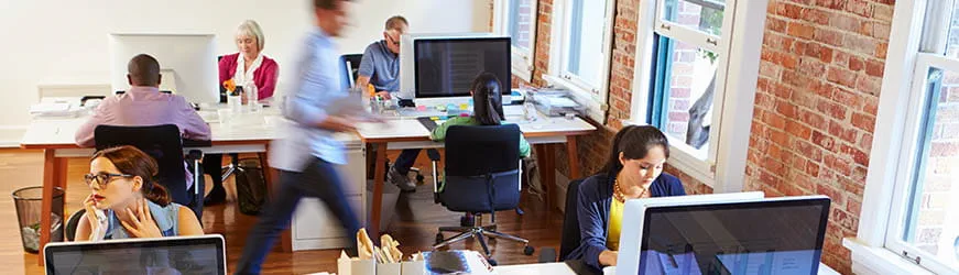 Scène d’activité dans un bureau. Des personnes sont assises devant leur ordinateur. Une personne traverse rapidement l’open space. Le tout dans une ambiance dynamique Scène d’activité dans un bureau. Des personnes sont assises devant leur ordinateur. Une personne traverse rapidement l’open space. Le tout dans une ambiance dynamique