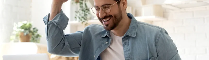 Homme heureux de trouver du travail