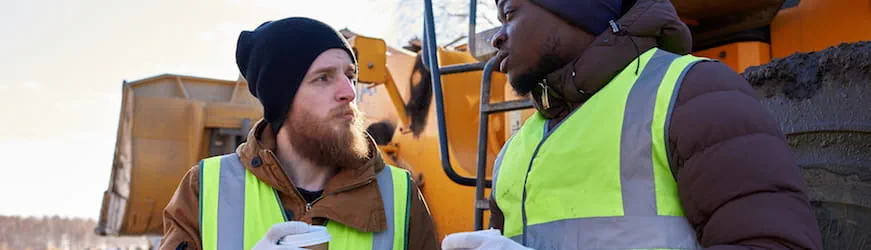 deux ouvriers sur un chantier en hiver