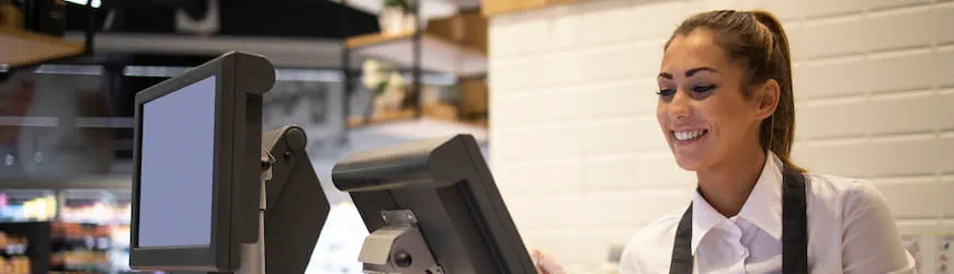 une jeune femme qui travaille à la caisse d’un restaurant