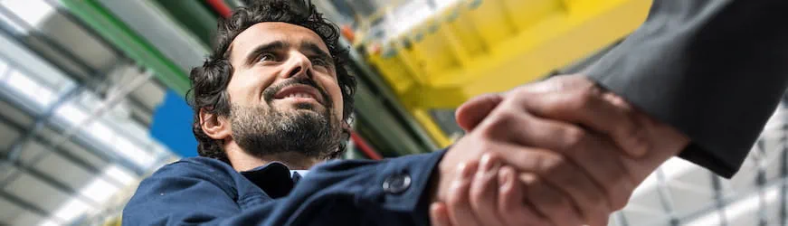 un jeune salarié qui sert la main à son employeur