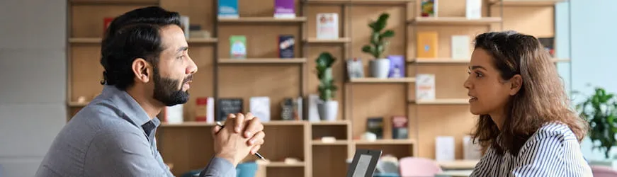 une jeune femme en entretien face à un recruteur