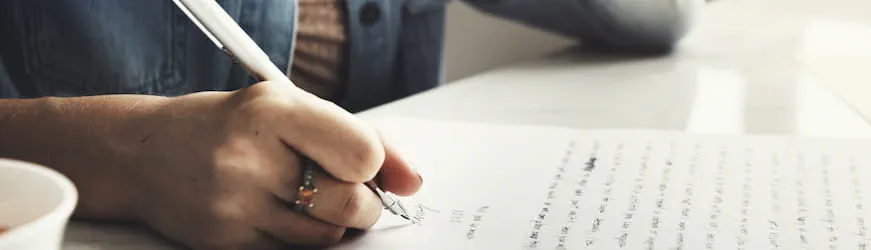 Une personne en train de rédiger un CV