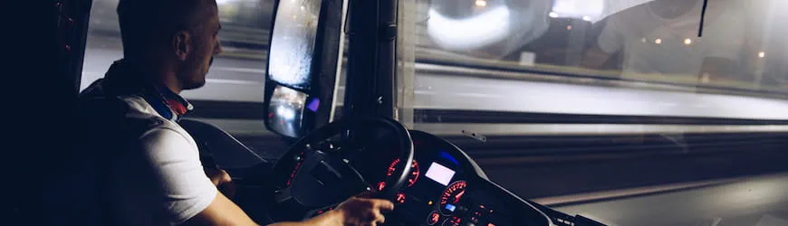 Un chauffeur routier qui roule de nuit