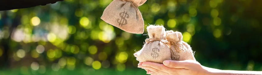 une main qui dépose des petits paquets d’argent dans une autre