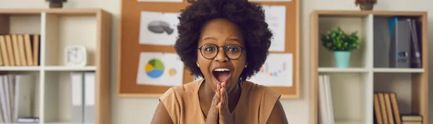 Une jeune femme étonnée qui apprend une bonne nouvelle