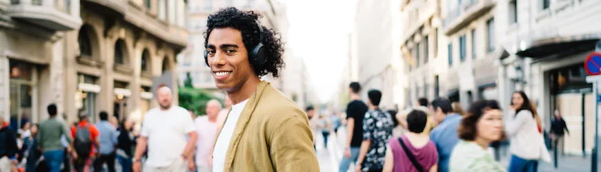 Un jeune homme qui marche dans la rue