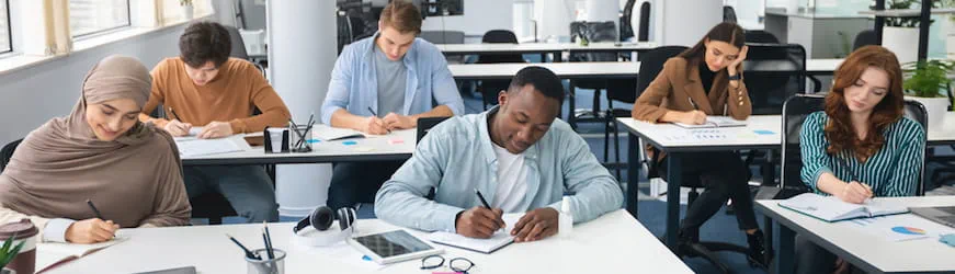 un groupe de jeune en formation, rassemblés dans une salle