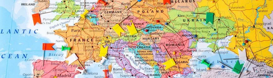 une carte d’Europe avec plusieurs villes sélectionnées pour partir y travailler