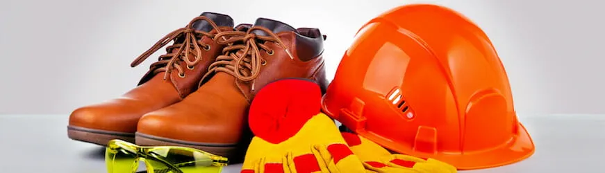 Chaussures, gants, casques, lunettes : des équipements de sécurité parfois obligatoires au travail.