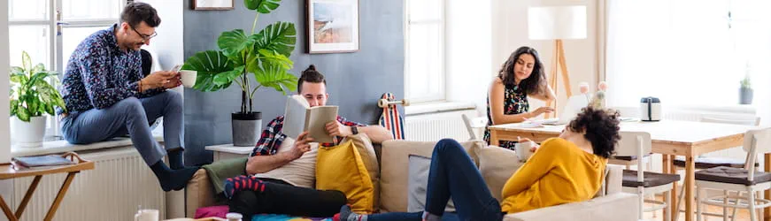 Quatre jeunes colocataires habitant le même logement le temps d'un CDD ou d'une mission d'intérim