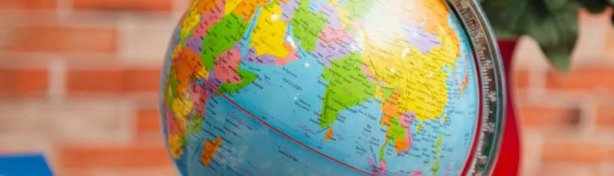 Un globe terrestre pour choisir le ou les pays où partir pendant un congé sabbatique