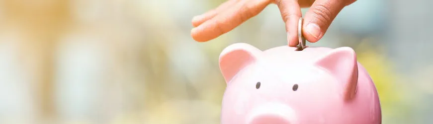 Un salarié met une pièce dans sa tirelire, une économie qu’il réalise grâce à la prime d’activité