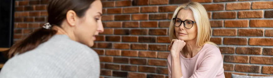 Une jeune qui parle de ses problèmes au travail à une professionnelle de l’écoute psychologique