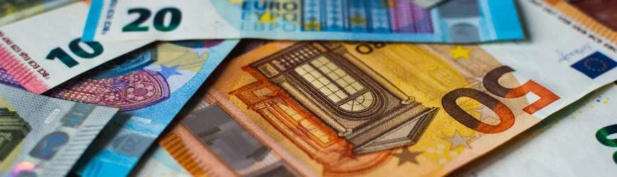 Des billets d’euros obtenus par un salarié grâce à sa demande d’acompte sur salaire