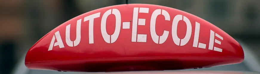 Un panneau de toit de voiture d’auto-école, pour passer son permis qu’on travaille déjà ou pas encore