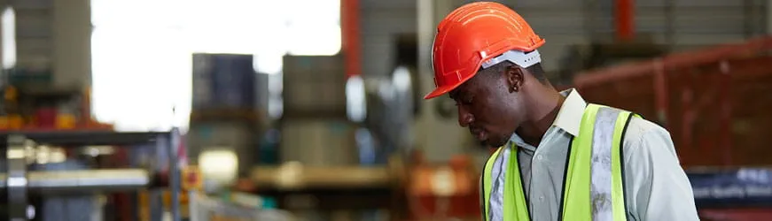 ouvrier d’usine cherchant une feuille de métal lors d’une formation