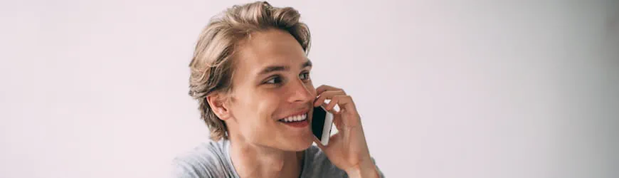 Un jeune salarié qui téléphone au travail