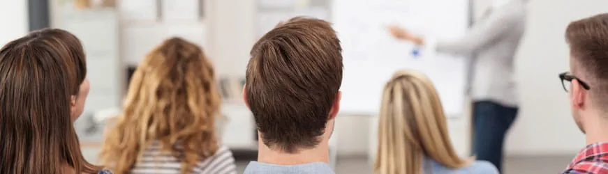 vu arrière de jeunes employés de bureau suivant une formation