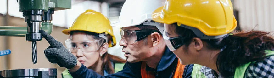 responsable transmettant son métier à ses salariés